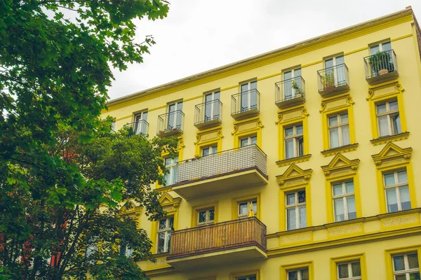 sarı daire ev yeşil ağaçlı