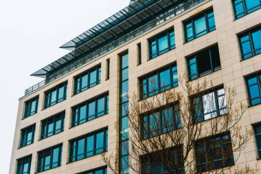 Turuncu facaded ofis binası ile mavi pencere