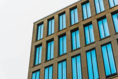 turuncu ve modern cephesi ile küçük mavi pencere