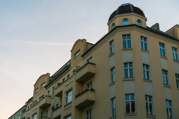 Casa de esquina naranja en Berlín con cielo limpio — Foto de Stock