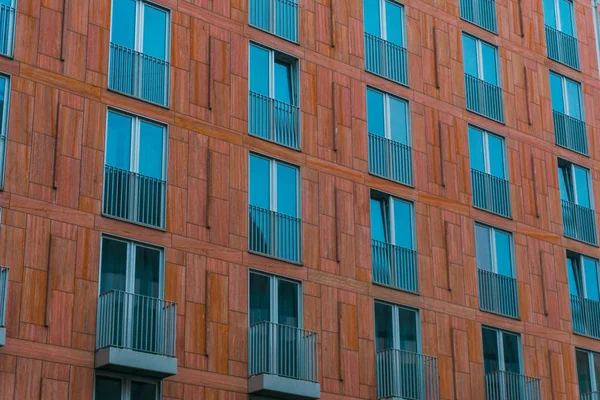 Hotel vermelho de fachada de negócios com janelas azuis — Fotografia de Stock