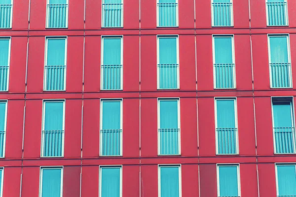 Fachada vermelha e azul do edifício de escritórios — Fotografia de Stock