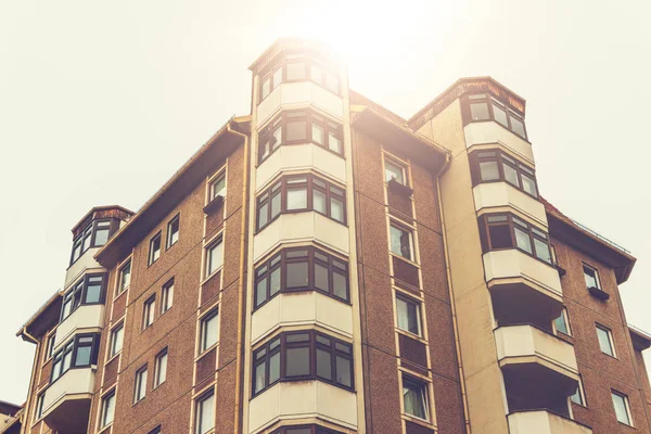 Ddr casa de apartamentos en Berlín a la luz del sol — Foto de Stock