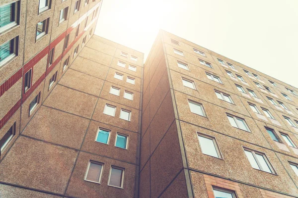 Ddr casa de apartamento con fachada marrón — Foto de Stock