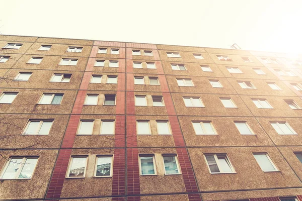 eski ddr daireli ev güneş ışığı ile