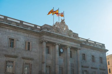 büyük Meclis Barcelona İspanyol bayraklarıyla bina