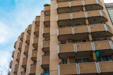 İspanya küçük turuncu balkonlar bina plattenbau