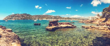 Güzel manzara panorama taş deniz ve kayalıklarla