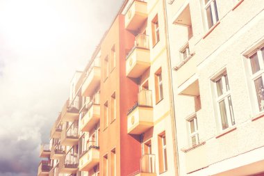 sıcak renkli satır evler Berlin, bulutlu bir günde