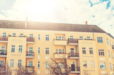 güneş ışığı turuncu daireli ev