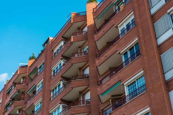 Turuncu daire ev tuğla cepheli