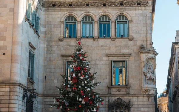 Árvore de natal no velho edifício de luxo em barcelona — Fotografia de Stock