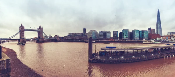 Panorama van themse rivier met brug van tower of london — Stockfoto