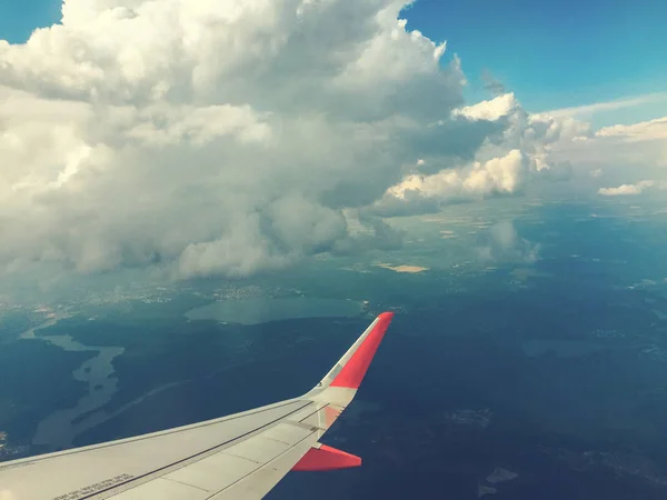 Havada uçan bir uçağın kırmızı kanat ucu — Stok fotoğraf