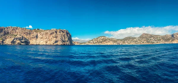 Panorama delle grandi montagne in mare — Foto Stock