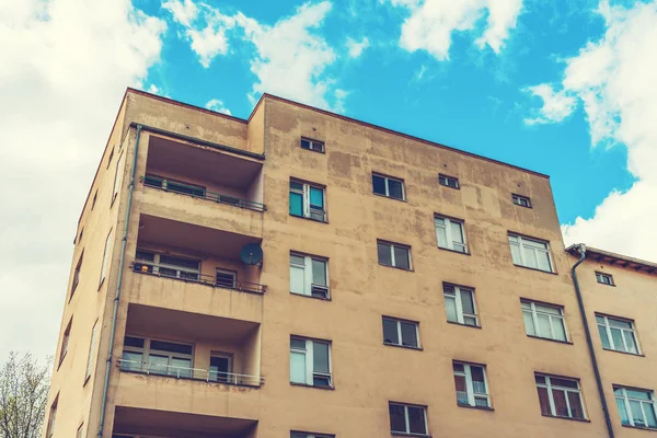 Edificio de apartamentos con balcones marrones — Foto de Stock