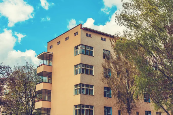 Casa de apartamentos marrón en Berlín con árboles —  Fotos de Stock