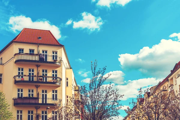 Hermosas casas de apartamentos en Berlín en un día soleado — Foto de Stock