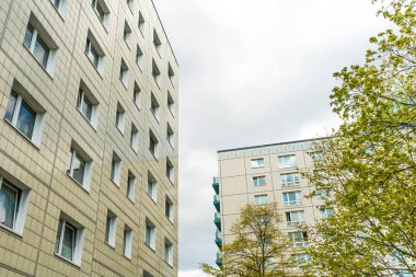 bulutlu bir günde bazı modern apartmanlar