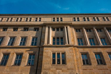düşük açılı görünümünde büyük mermer cephe