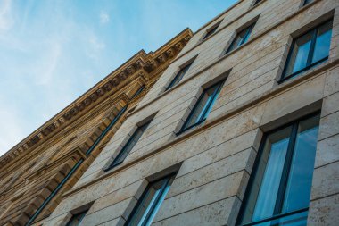 perspektif aslant içinde eski mermer cephe