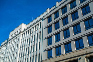 yüksek kontrastlı beyaz ve büyük ofis binaları