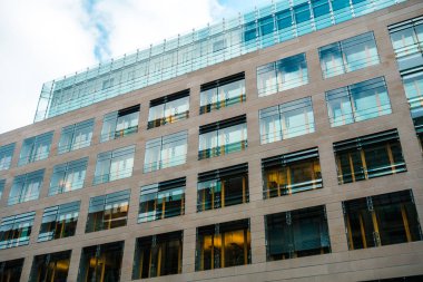 modern ofis binası ile büyük cam pencere