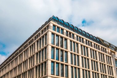 güzel ve modern Finans mermer cephe ve küçük pencereler ile bina