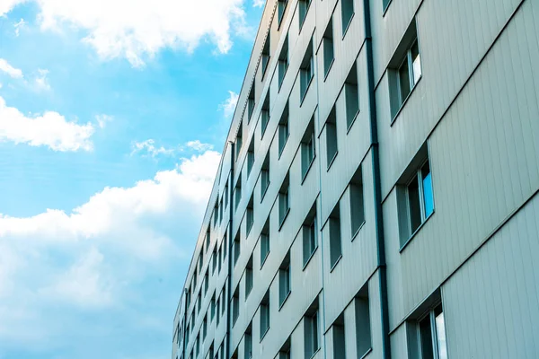 Білий офісний фасад з блакитним небом — стокове фото