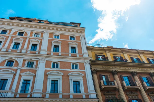 Beautiful apartment buildings in the heart of rome — Stock Photo, Image