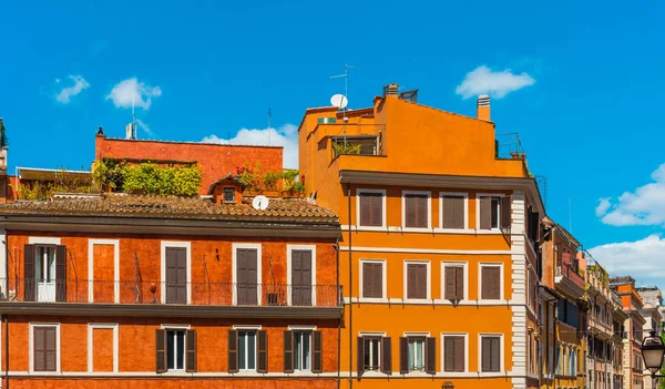 Beautiful red facaded townhouses at rome — Stock Photo, Image