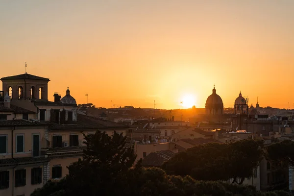 Sunrise or sunset over the rooftops of Rome — Stock Photo, Image