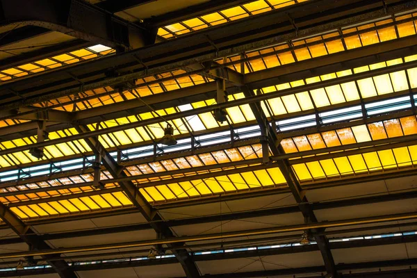 Tetto di una stazione ferroviaria di Berlino in colori gialli — Foto Stock