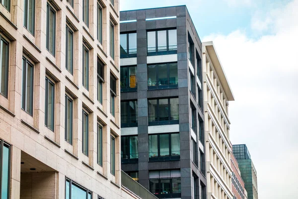 üst üste modern ofis binaları