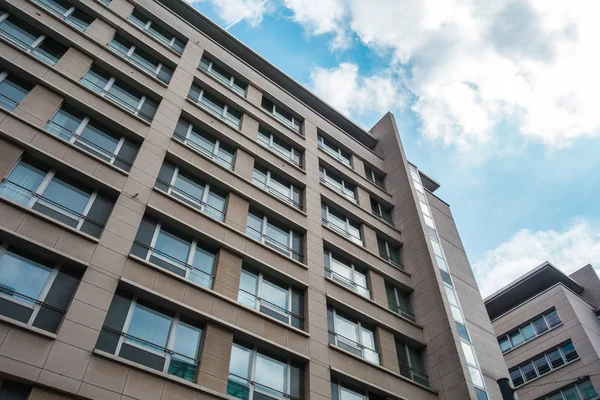 büyük bir ofis binası Berlin'de düşük açılı görünümü