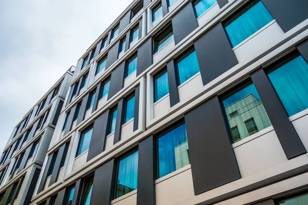 Moderna fachada de oficina con ventanas de color azul — Foto de Stock