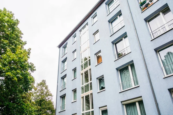 Düşük açılı beyaz apartman