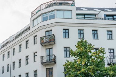 Almanya 'da beyaz apartman binası.