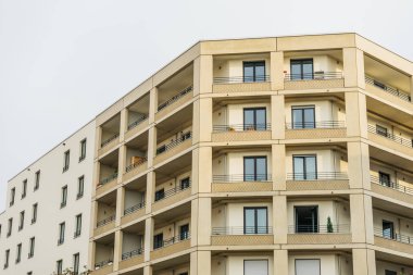 Düğünde sarı modern apartman dairesi, Berlin