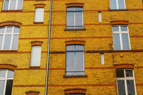 Fabrika inşaatının tuğla ön cephesi