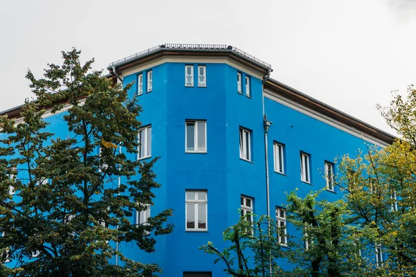 Almanya 'da mavi köşe binası