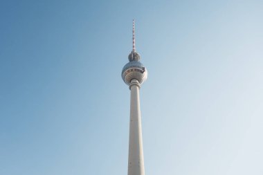Berlin 'deki TV kulesinde eski renklerde temiz bir arkaplan
