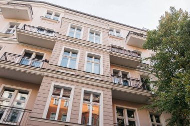Berlin 'de temiz gökyüzü olan yüksek anahtarlı bir ev resmi.