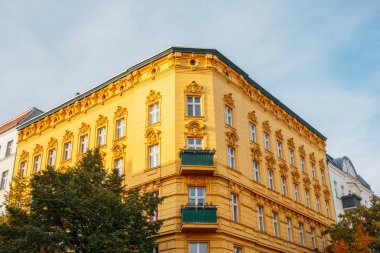 turuncu köşeli bina temiz gökyüzü