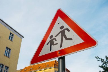 kırmızı yayalar üçgen şeklinde trafik işareti