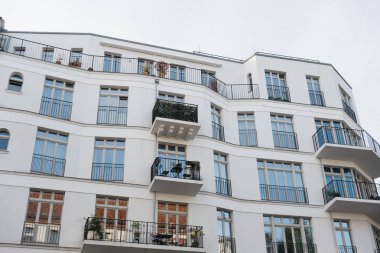 Modern ve beyaz apartman dış görünüş