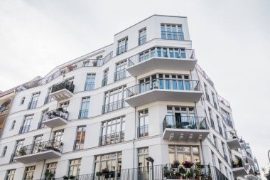 Prenzlauer berg 'deki beyaz ve modern köşe binası.