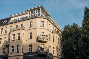 Berlin 'in kalbindeki turuncu köşe binası.