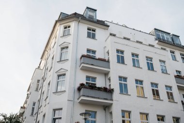 Almanya 'da beyaz köşe binası