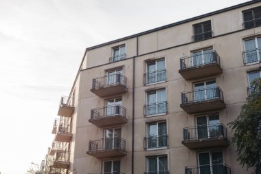 Plattenbau apartmanı sıcak akşam güneşli.